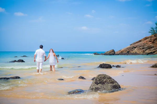 Feliz casal amoroso em uma praia tropical contra o mar Similan Island — Fotografia de Stock