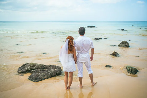 Szczęśliwa para Loving na tropikalnej plaży przed morzem Similan Island — Zdjęcie stockowe