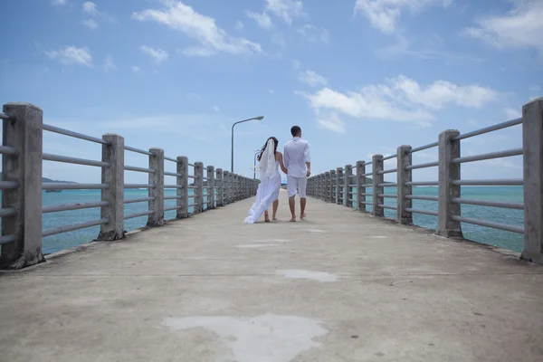 Счастливая влюбленная пара на пляже у моря на острове Симилан Лицензионные Стоковые Фото