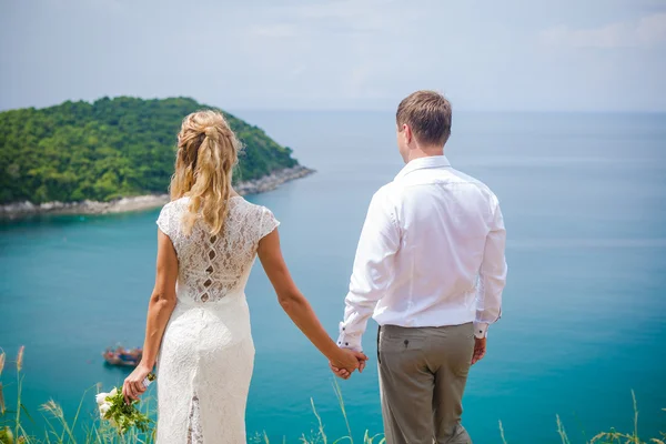 Glückliches verliebtes Paar am Aussichtspunkt am tropischen Strand von Thailand und Phuket Stockfoto