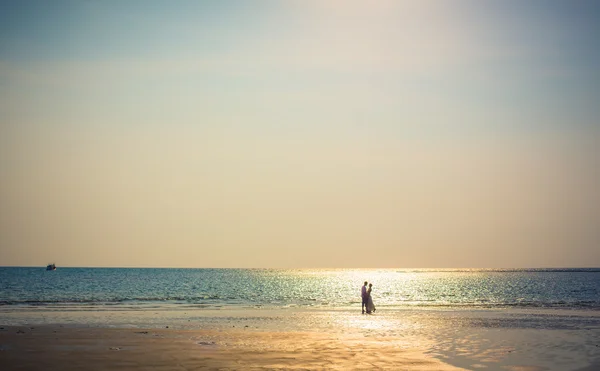 Glückliches Liebespaar an einem tropischen Strand vor der meeresähnlichen Insel — Stockfoto