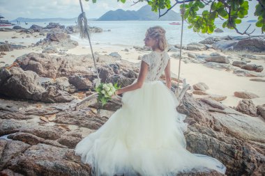 Bir gelinlik Similan Adası Andaman Denizi'nin arka planda salıncak üzerinde güzel kız