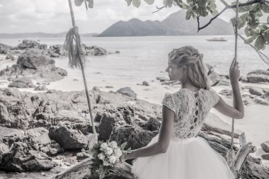 Bir gelinlik Similan Adası Andaman Denizi'nin arka planda salıncak üzerinde güzel kız