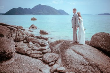 Deniz Similan Adası en iyi bakış açısı karşı tropikal bir plajda mutlu sevmek çift