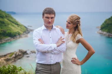 Deniz Similan Adası en iyi bakış açısı karşı tropikal bir plajda mutlu sevmek çift