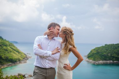 Deniz Similan Adası en iyi bakış açısı karşı tropikal bir plajda mutlu sevmek çift