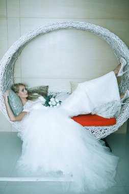 güzel genç kız bir gelinlik