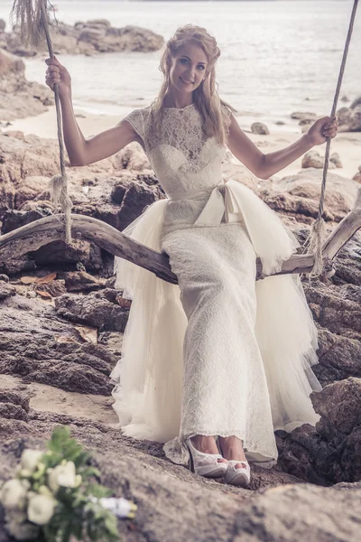 Hermosa chica en un vestido de novia en el columpio en el fondo del mar de Andamán Similan Island — Foto de Stock