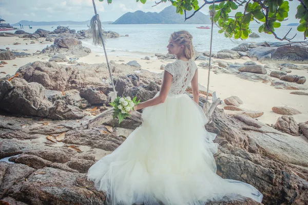 Hermosa chica en un vestido de novia en el columpio en el fondo del mar de Andamán Similan Island —  Fotos de Stock