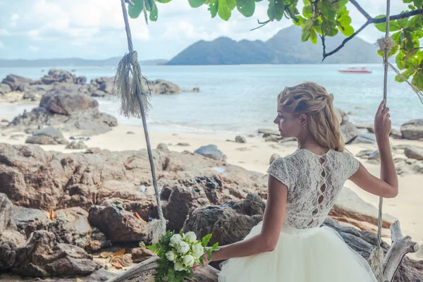 Schöne Mädchen in einem Hochzeitskleid auf der Schaukel im Hintergrund der andaman sea similan island — Stockfoto