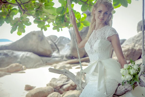 Schöne Mädchen in einem Hochzeitskleid auf der Schaukel im Hintergrund der andaman sea similan island — Stockfoto