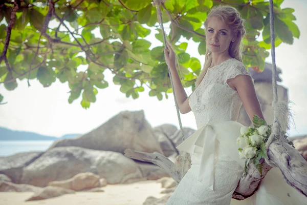 Mooi meisje in een trouwjurk op de schommel in de achtergrond van de Andamanzee Similan Island — Stockfoto