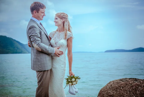 Happy Loving couple sur une plage tropicale contre la mer Similan Island point de vue supérieur — Photo