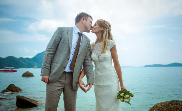 幸福的爱夫妇反对海美兰岛顶级观点的热带海滩上 — 图库照片