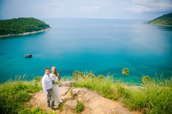 幸福的爱夫妇反对海美兰岛顶级观点的热带海滩上 — 图库照片