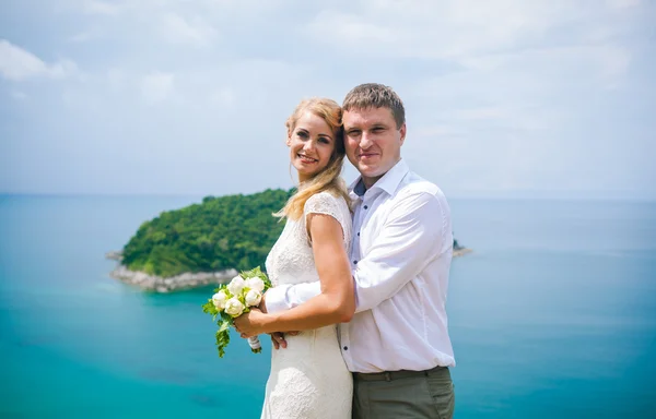 Happy Loving couple sur une plage tropicale contre la mer Similan Island point de vue supérieur — Photo