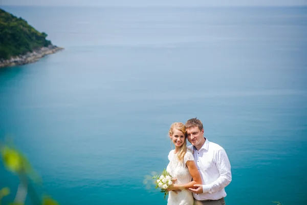 Happy Loving couple on a tropical beach against the sea Similan Island top viewpoint — Stock Photo, Image