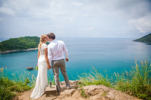 幸福的爱夫妇反对海美兰岛顶级观点的热带海滩上 — 图库照片