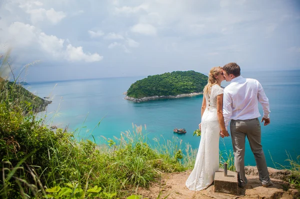 Šťastný pár milující na tropické pláži proti moři Similan Island horní pohled — Stock fotografie