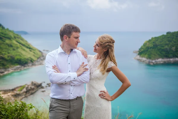 Feliz pareja amorosa en una playa tropical contra el mar Similan Island mirador superior —  Fotos de Stock