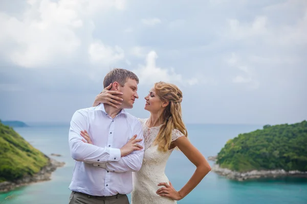 Happy Loving couple on a tropical beach against the sea Similan Island top viewpoint — Stock Photo, Image