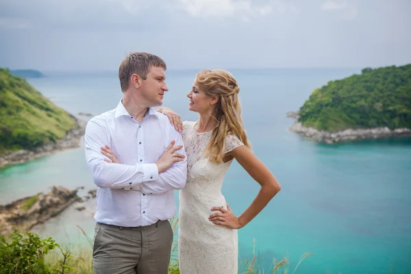 Glückliches Liebespaar an einem tropischen Strand gegenüber dem Meer ähnlicher Inselaussichtspunkt — Stockfoto