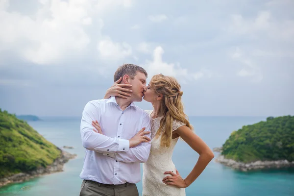 Glückliches Liebespaar an einem tropischen Strand gegenüber dem Meer ähnlicher Inselaussichtspunkt — Stockfoto