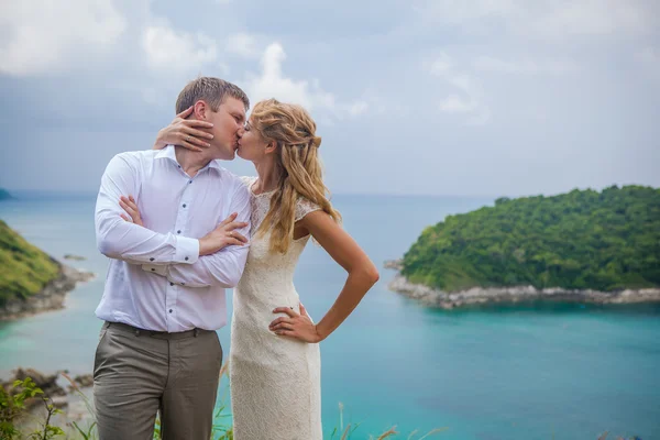 Glückliches Liebespaar an einem tropischen Strand gegenüber dem Meer ähnlicher Inselaussichtspunkt — Stockfoto