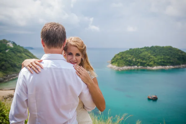 Happy Loving couple on a tropical beach against the sea Similan Island top viewpoint — Stock Photo, Image