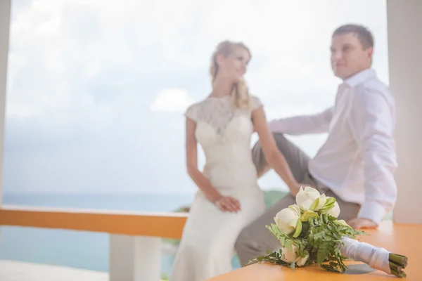 Happy Loving couple sur une plage tropicale contre la mer Similan Island point de vue supérieur — Photo