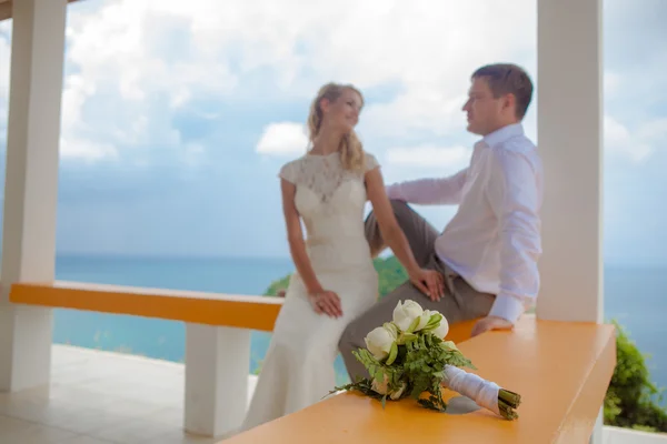 Happy Loving coppia su una spiaggia tropicale contro il mare Similan Island punto di vista superiore — Foto Stock