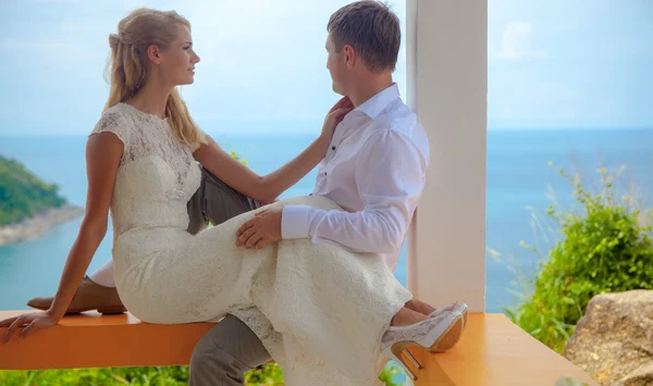 Gelukkige Loving paar op een tropisch strand tegen de zee Similan Island top gezichtspunt — Stockfoto