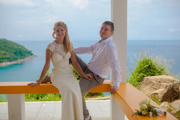 Glückliches Liebespaar an einem tropischen Strand gegenüber dem Meer ähnlicher Inselaussichtspunkt — Stockfoto