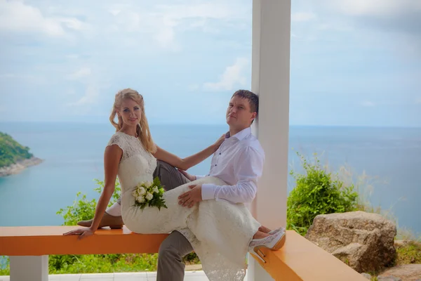 Happy Loving coppia su una spiaggia tropicale contro il mare Similan Island punto di vista superiore — Foto Stock