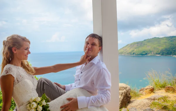 Glückliches Liebespaar an einem tropischen Strand gegenüber dem Meer ähnlicher Inselaussichtspunkt — Stockfoto