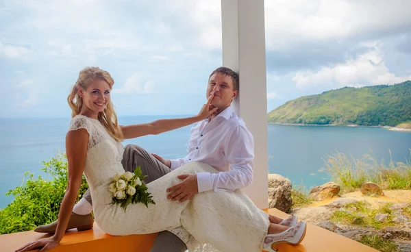 Glückliches Liebespaar an einem tropischen Strand gegenüber dem Meer ähnlicher Inselaussichtspunkt — Stockfoto