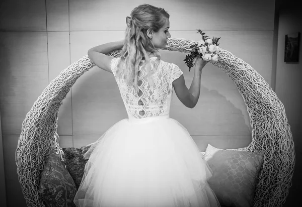 Bela menina em um vestido de noiva — Fotografia de Stock