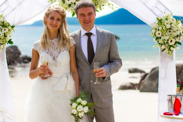 Felice coppia innamorata sulla cerimonia di nozze spiaggia tropicale thailandia phuket EUROPIAN STYLE arch — Foto Stock