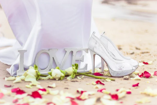 Exotische Zeremonie Hochzeit im europäischen Stil Bogen am tropischen Strand — Stockfoto