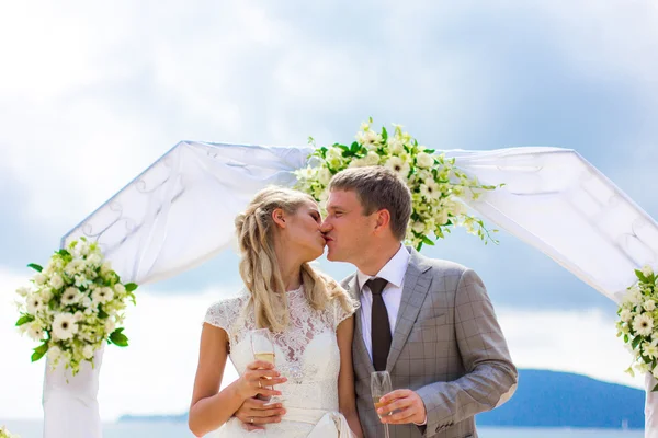 Happy Couple in love on wedding ceremony seaside tropical beach thThailand phuket EUROPIAN STYLE arch Лицензионные Стоковые Фото