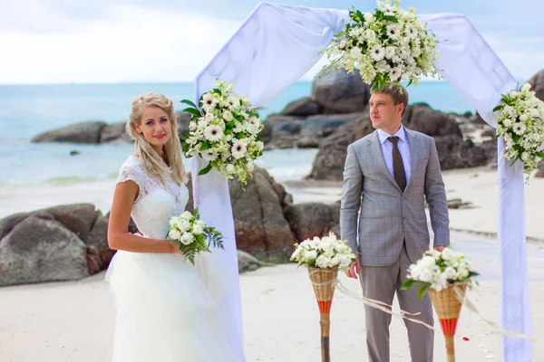 Happy Couple in love on wedding ceremony seaside tropical beach thThailand phuket EUROPIAN STYLE arch Стоковая Картинка