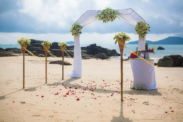 Cerimônia exótica casamento estilo europeu arco na praia tropical Imagens Royalty-Free