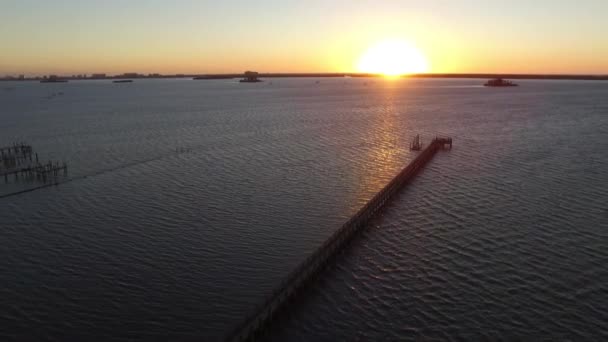 Vlucht over de lange pier bij zonsondergang op de Oceaan — Stockvideo