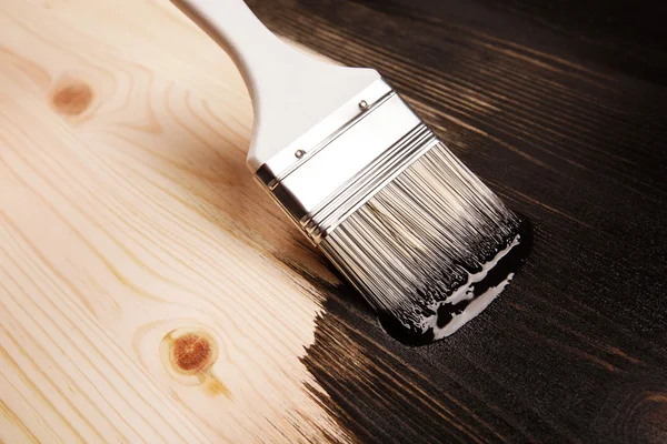 Varnishing natural wood — Stock Photo, Image