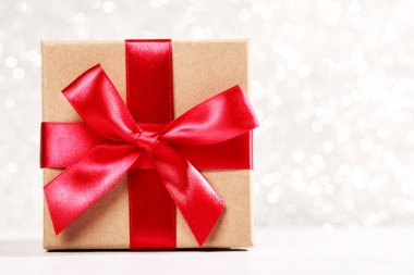 Kırmızı fiyonklu hediye kutusu