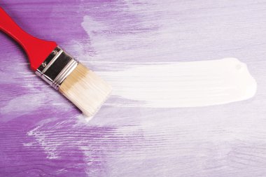 Beyaz boya fırça darbesi