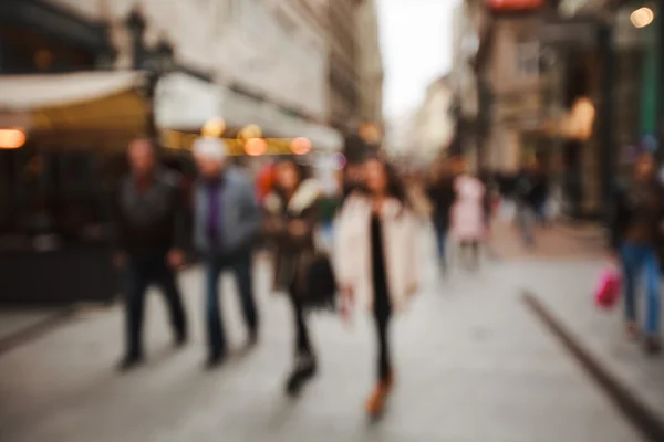 Verschwommene Menschenmenge in der Stadt — Stockfoto