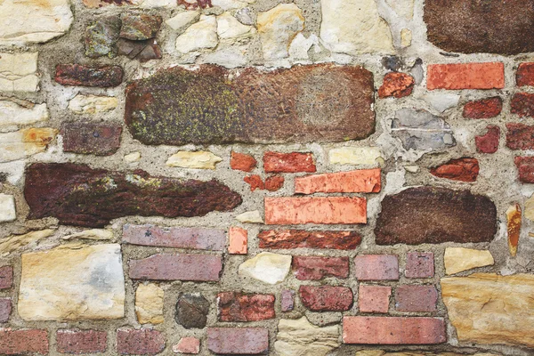 Oude middeleeuwse muur steen en baksteen — Stockfoto