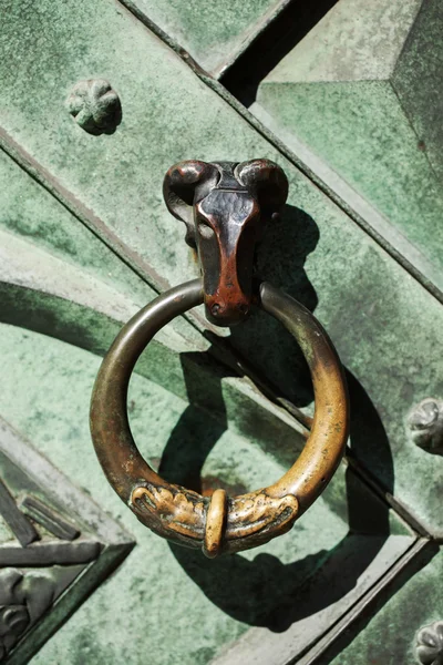 Mittelalterlicher Türklopfer aus Holz — Stockfoto
