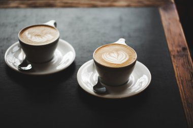 Kapuçino siyah masada iki bardak